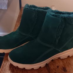 Women's Like New "Skechers" Goga Mat Green Fur Lined Suede Ankle Boots- 7.5