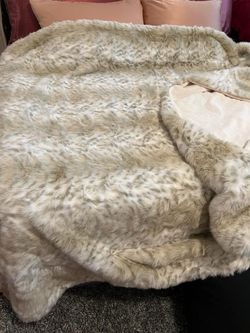 Fabulous Furs Faux Fur Blanket Throw New 