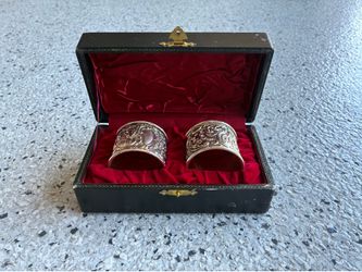 Vintage Napkin Rings w/ Case. Silver / Decorative. Pre Owned. Good Condition.
