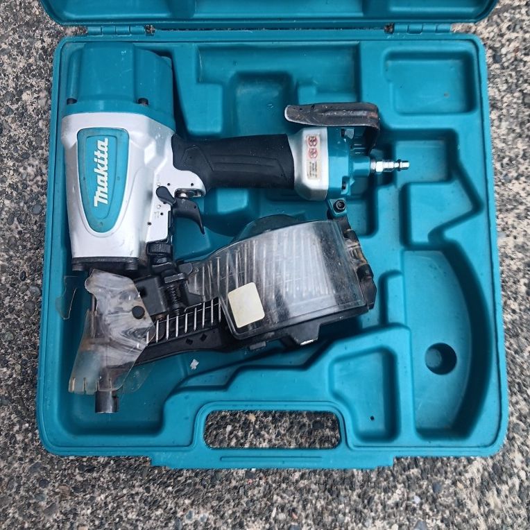 Makita AN613 Siding Fencing Nailer Excellent Condition in Case. Many Other Tools. For Pick Up Fremont Seattle. No Low Ball Offers Please. No Trades. 