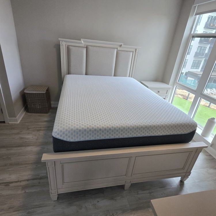 Willowbrook White Queen Size Bedroom Set