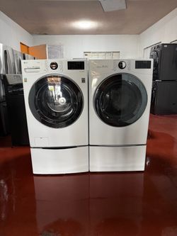 Set of washer machine LG and gas dryer. In perfect conditions and works perfectly. Washer machine capacity of 4.5 and dryer capacity 7.4. Deliver to y