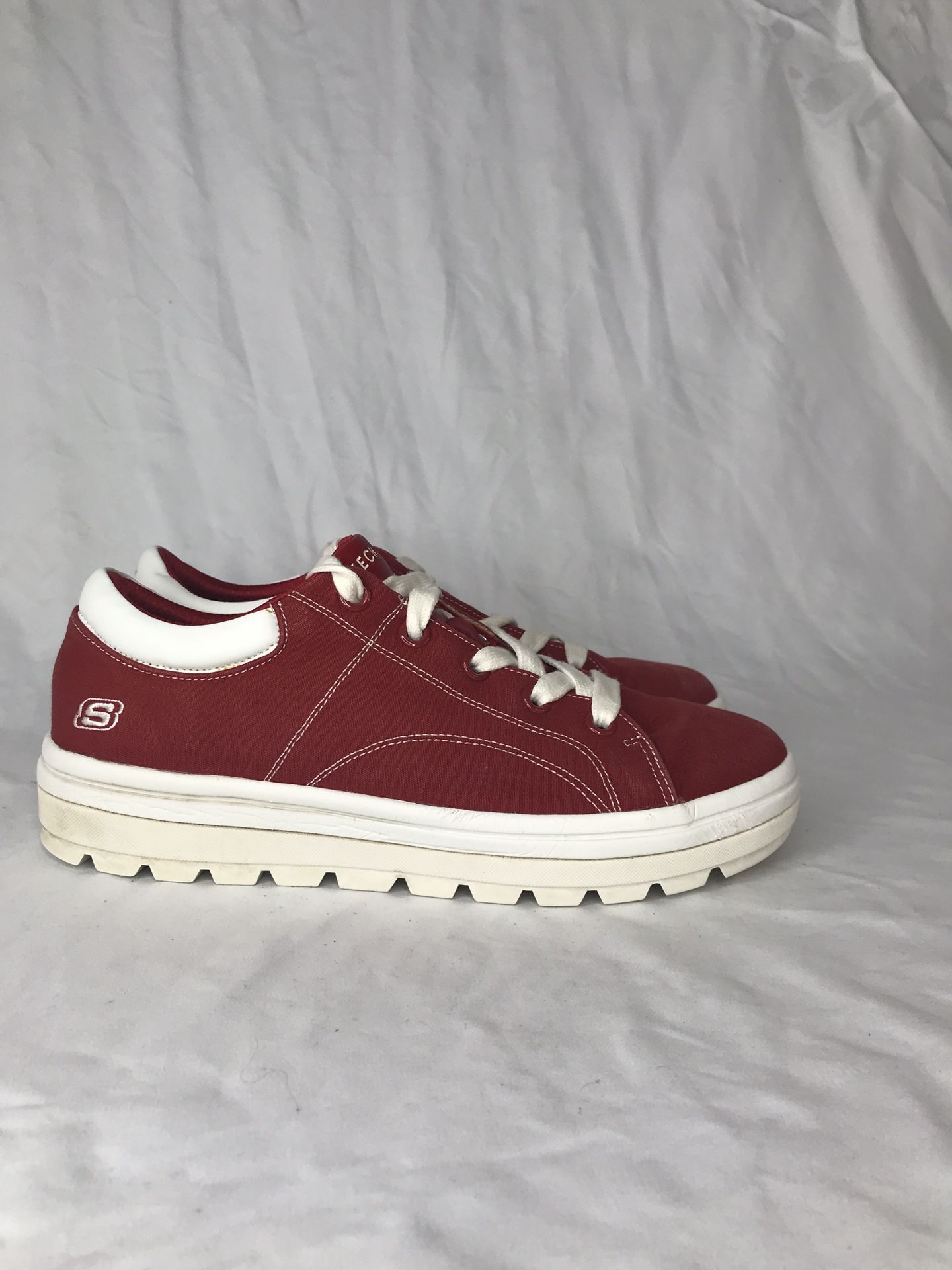 Red and white platform Sketchers Size 11 Gently used
