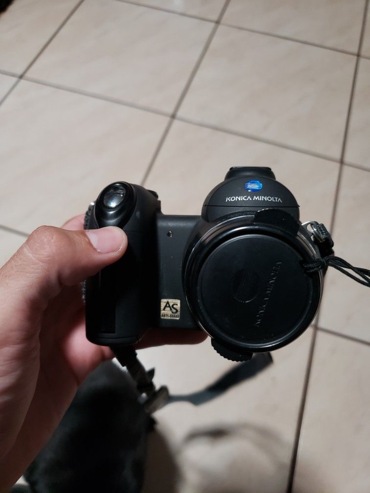 Konica Minolta DiMAGE Z5 5.0MP Digital Camera