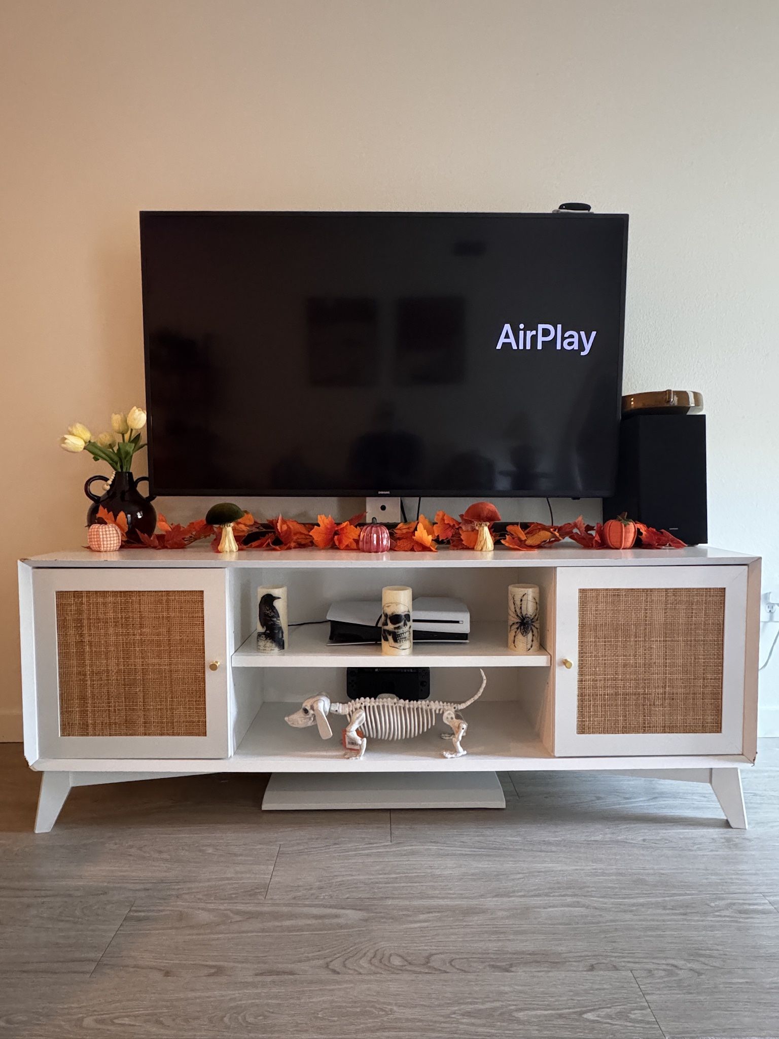Tv stand (white) holds up to 75” TV