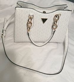 Cartera grande GUESS nueva  por $85