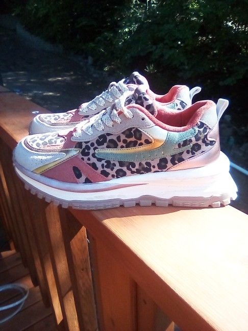 "NEW" Women's Shoes. Size 8.5