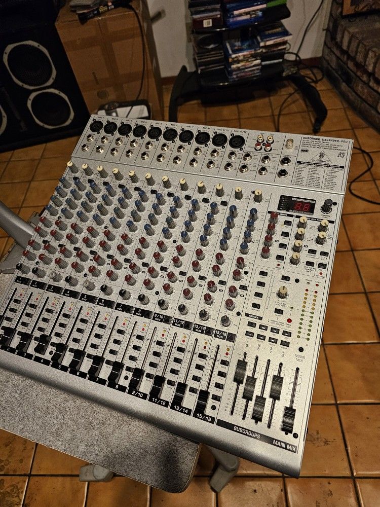 BEHRINGER EURORACK UB2442FX-PRO 24-INPUT MIXER