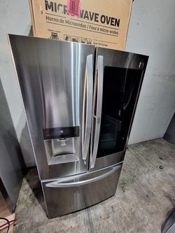 Frenchdoor Refrigerator With Glass Door 