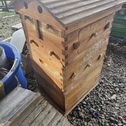 Bee Haive Fraim Wood Cedar.
