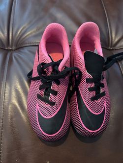 Nike pink soccer shoes for girls