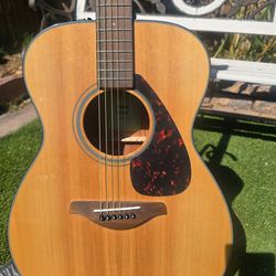 FS 800 YAMAHA ELECTRO ACOUSTIC BUILD IN TUNER AUDITORIUM READY FOR CONCERT  UNIQUE HQ NEW STRINGS ALOT OF FITURES ON IT