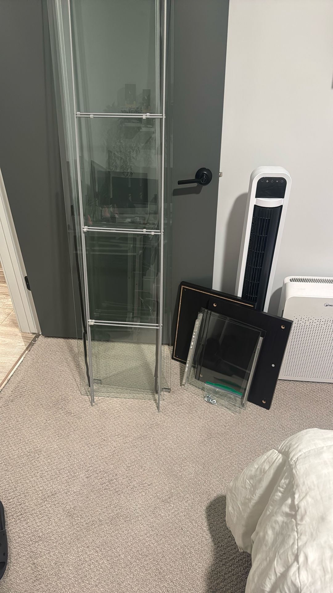 “Detolf” Glass Shelve