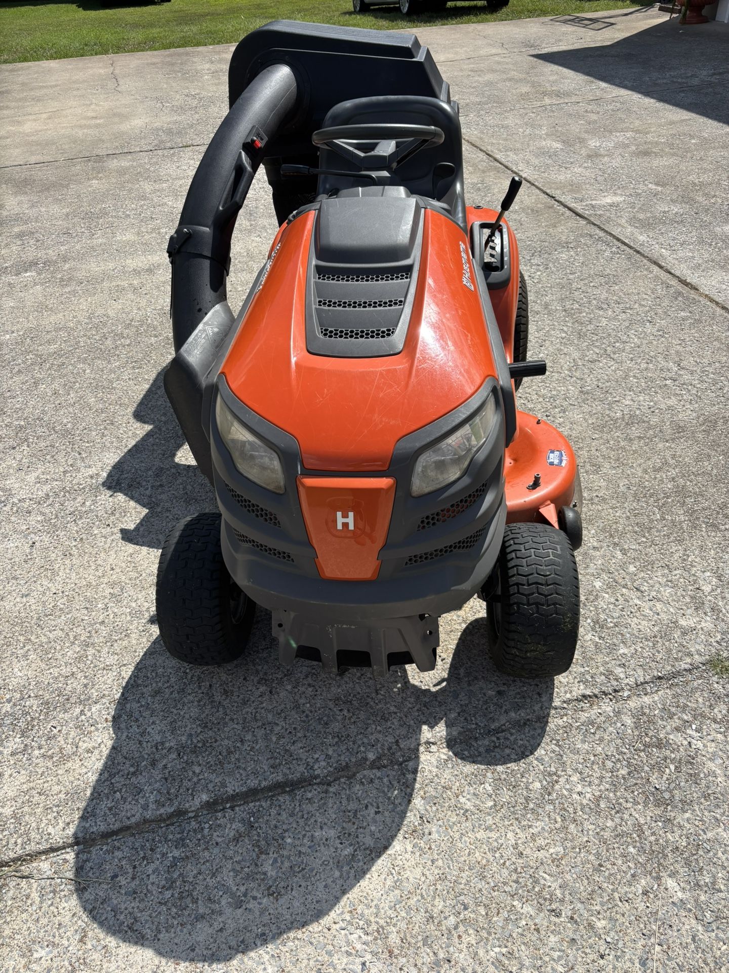 Husqvarna YTH18542 Riding Lawn Mower – 42” Deck