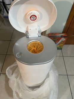 Munchkin STEP Diaper Pail, Powered by Arm & Hammer