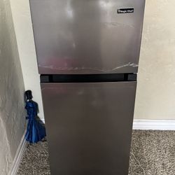 Mini Fridge ( Magic Chef )