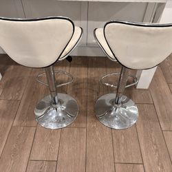 2 bar stools