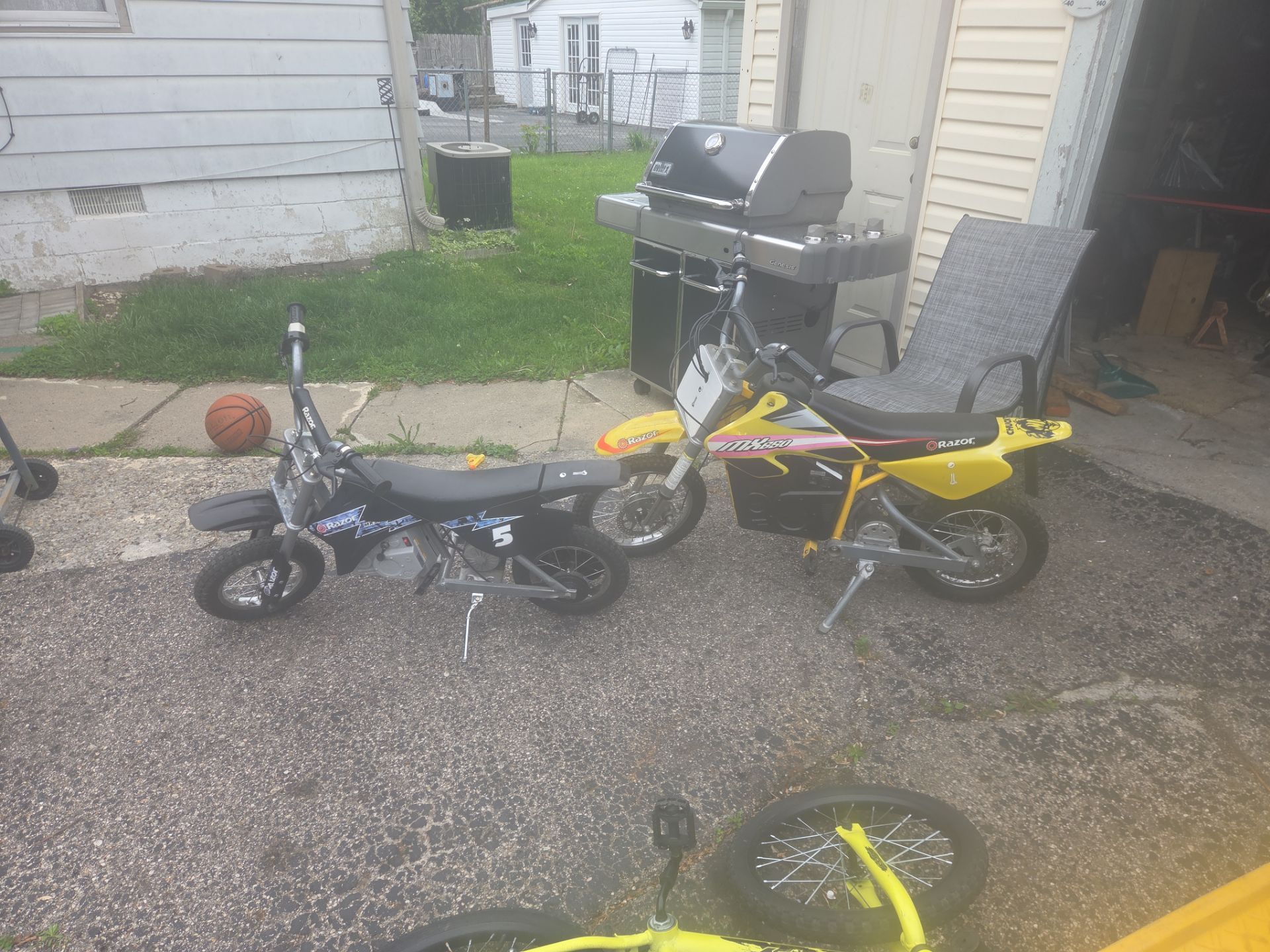 Electric razor dirt bikes