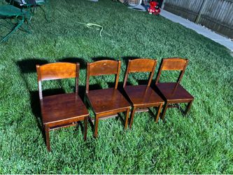 Cuatro Sillas chicas de madera