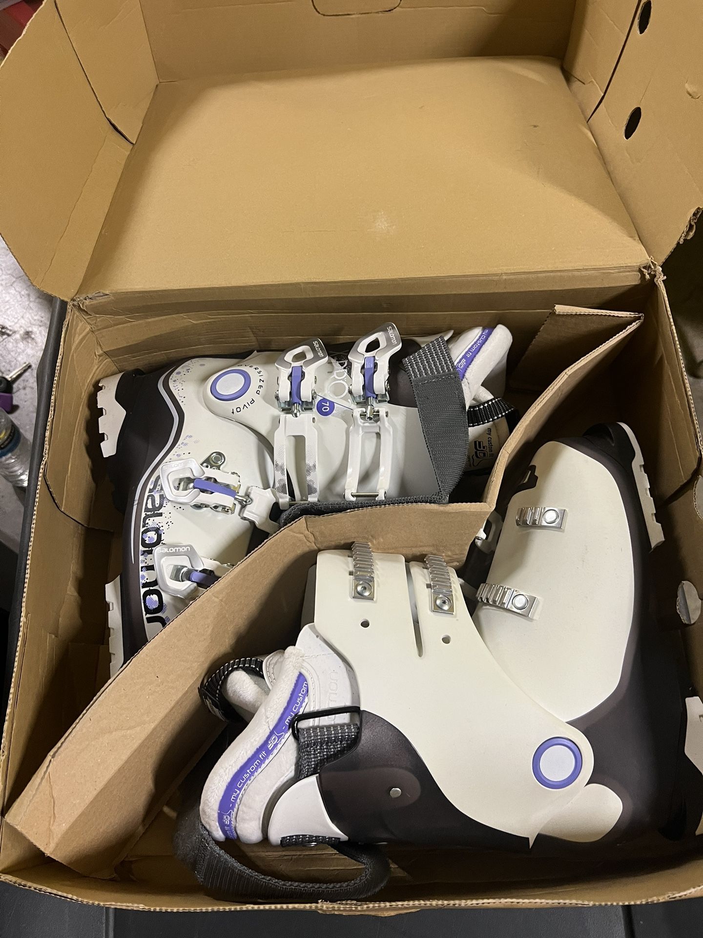 BRAND NEW NEVER WORN Ladies Ski Boots Size 8.5