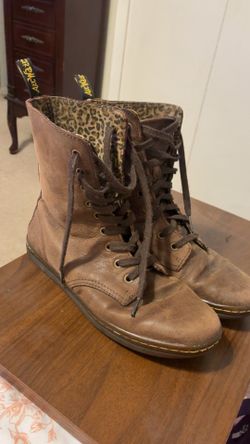Doc Martens Stratford brown boot w/ leopard print gold down
