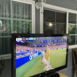 Televisión, 40 pulgadas trabaja excelente no tiene control, puedes usar uno universal le sirve de los que venden en la Dollar Tree