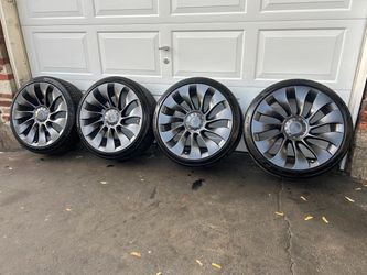 20” Tesla model 3 2023 (5/114) rims & tires!
