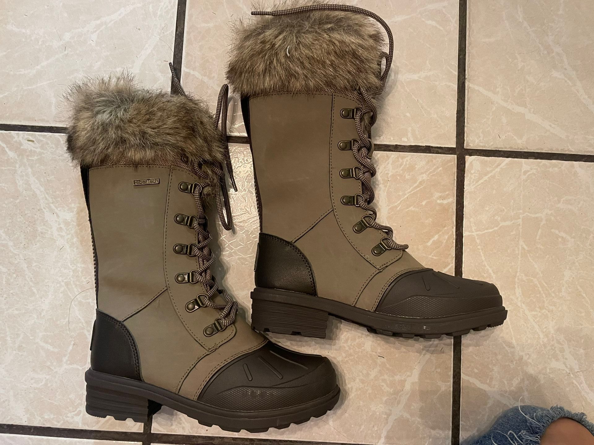 Women’s Bearpaw Winter Boots Size 5