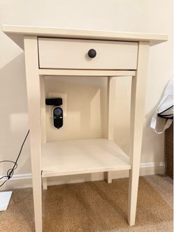 Wooden nightstand in white with  drawer