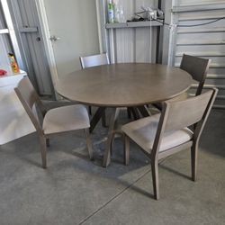 Shop Bayside Furnishings
Gavin Lane 54" Round Dining Table and 4 Chairs
Set it's complete like new condition has some small details 
You are welcome t