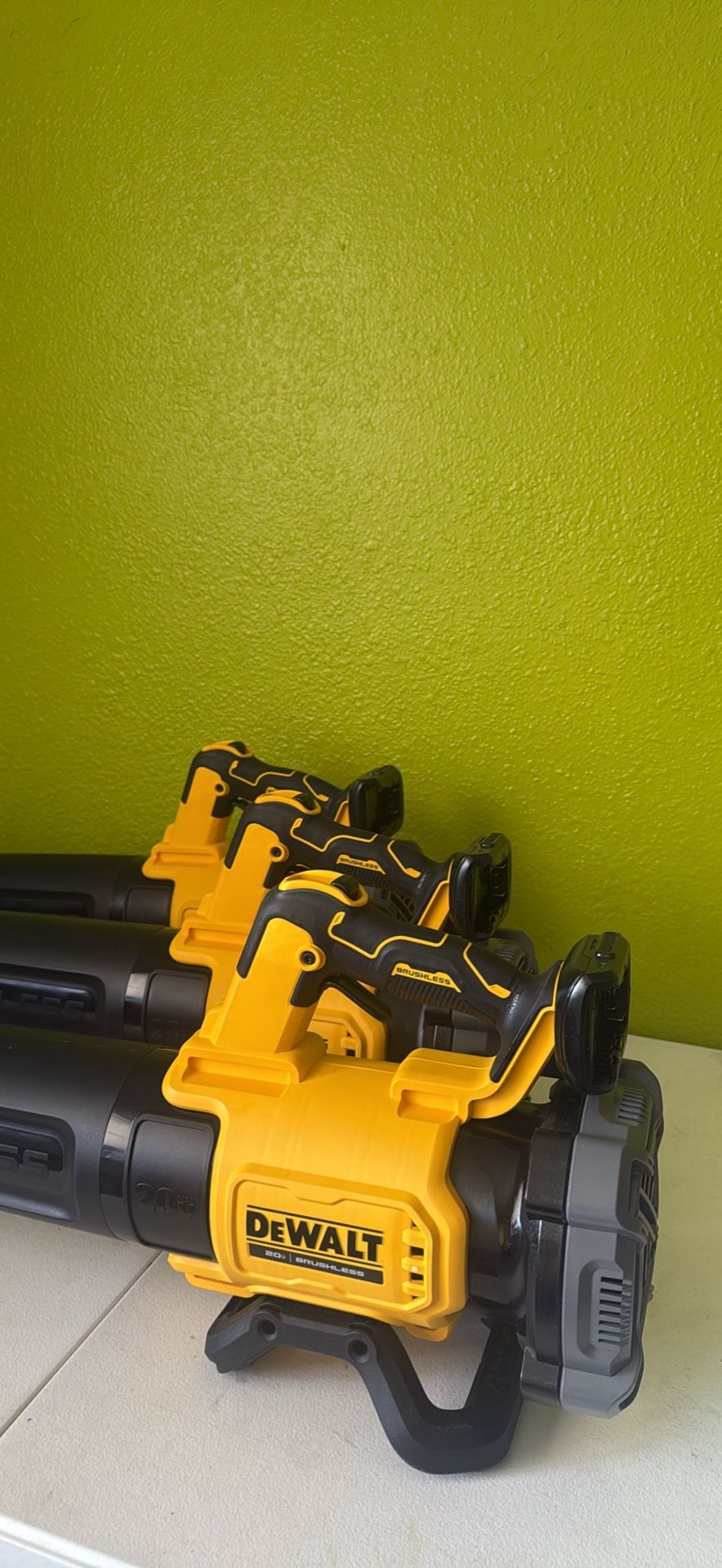 20V MAX 125 MPH 450 CFM Brushless Cordless Handheld Leaf Blower with Concentrator Nozzle (Tool Only)