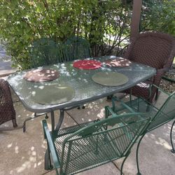 Aut door Metal 4 chairs und table 