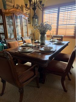 Beautiful Formal Dining Table (6) chairs