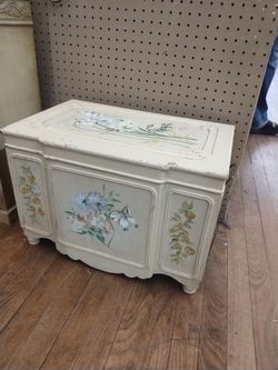 Lovely painted chest, wood, lined