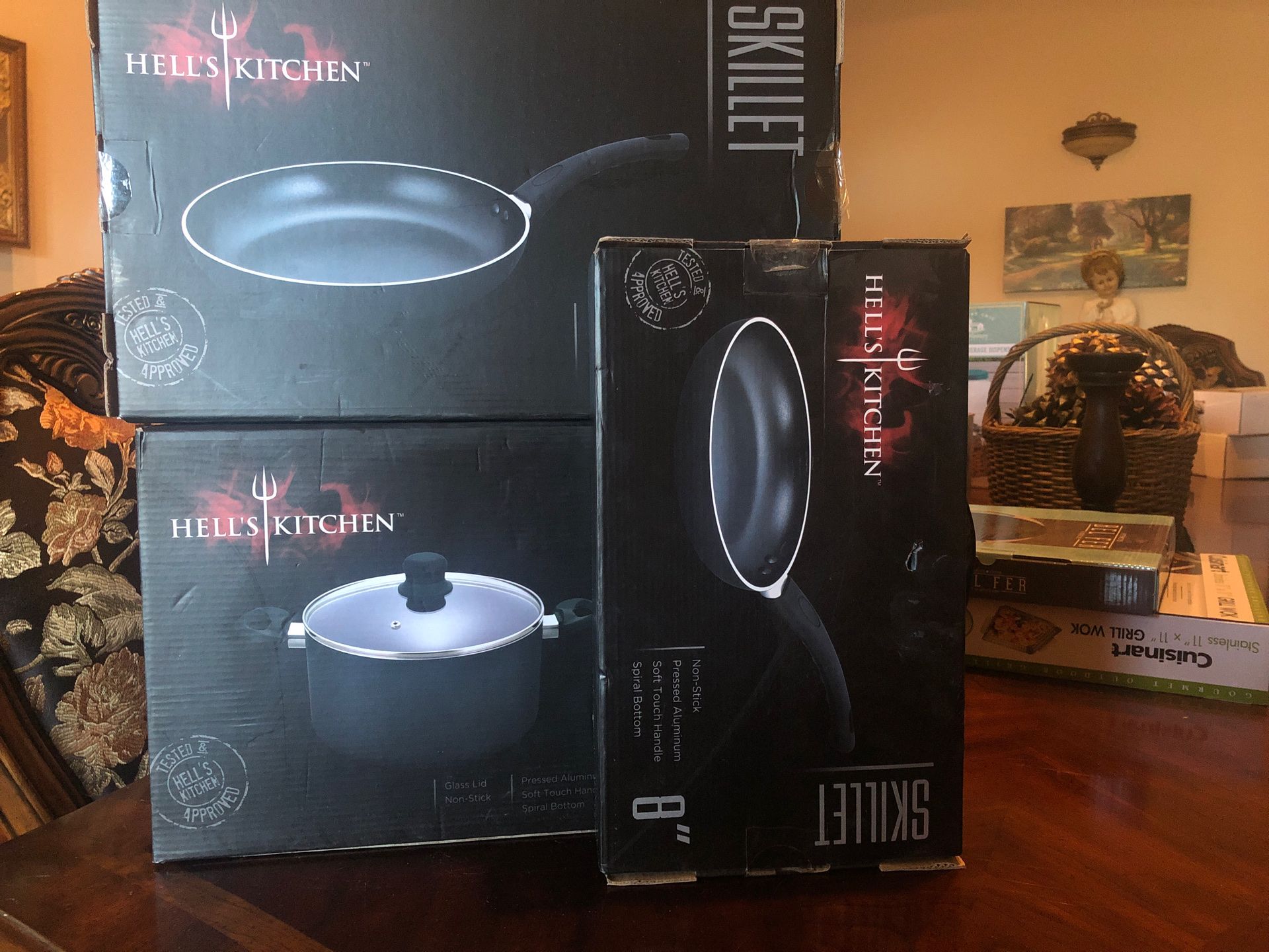 Hell’s Kitchen pan set of 3, stock pot 6 qt, skillet 8 and 10 inch never out of box . Will deliver if close and necessary