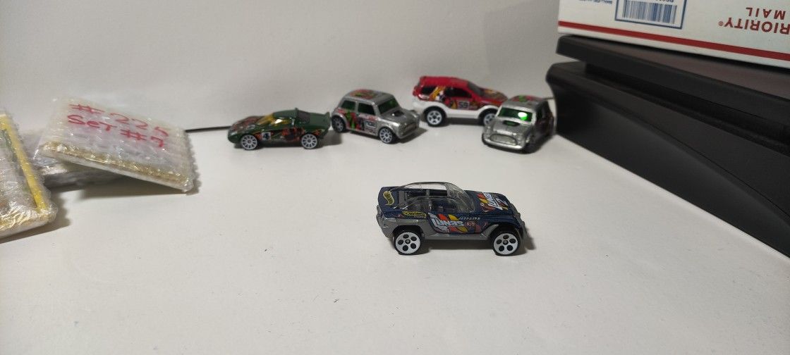 Hot Wheels 2004 Toys Jeepster Luna 2 Diecast Scale 1:64