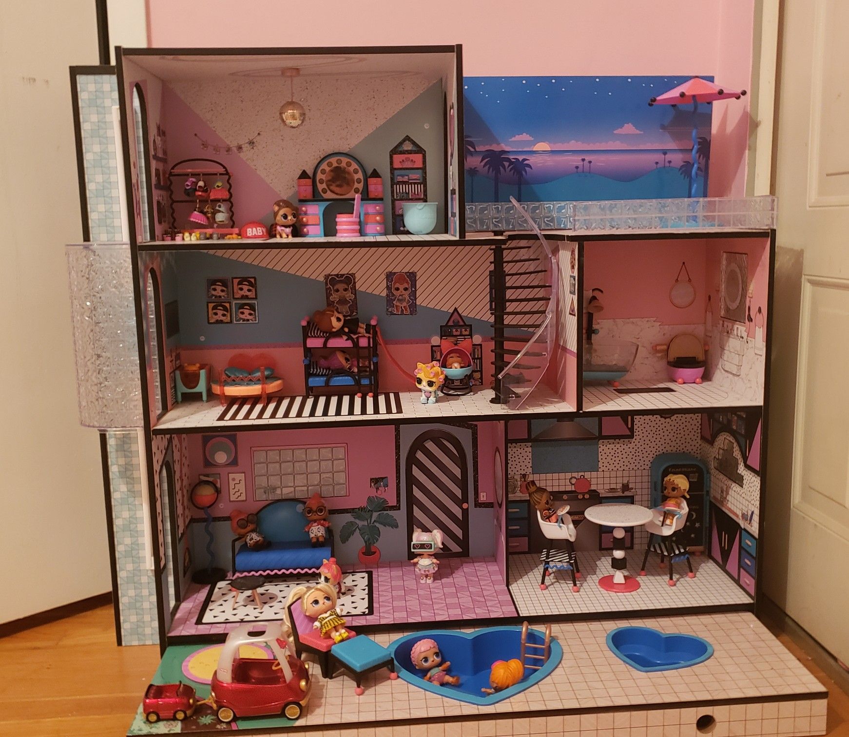 Lol Surprise doll house, in great condition