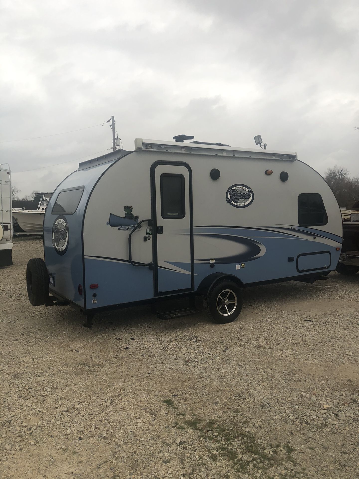 2017 R Pod 17 Ft Travel Trailer Whit Slideout