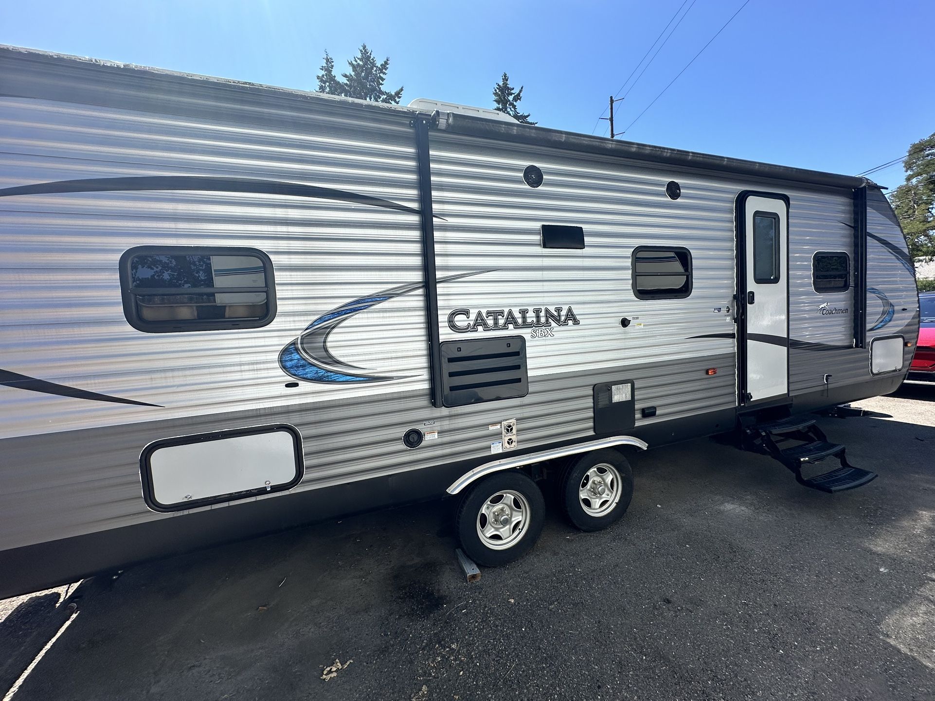 2019 Catalina 26ft Slide Out Queen Bed Excellent Condition