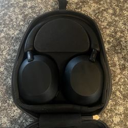Sony xm5 headphones