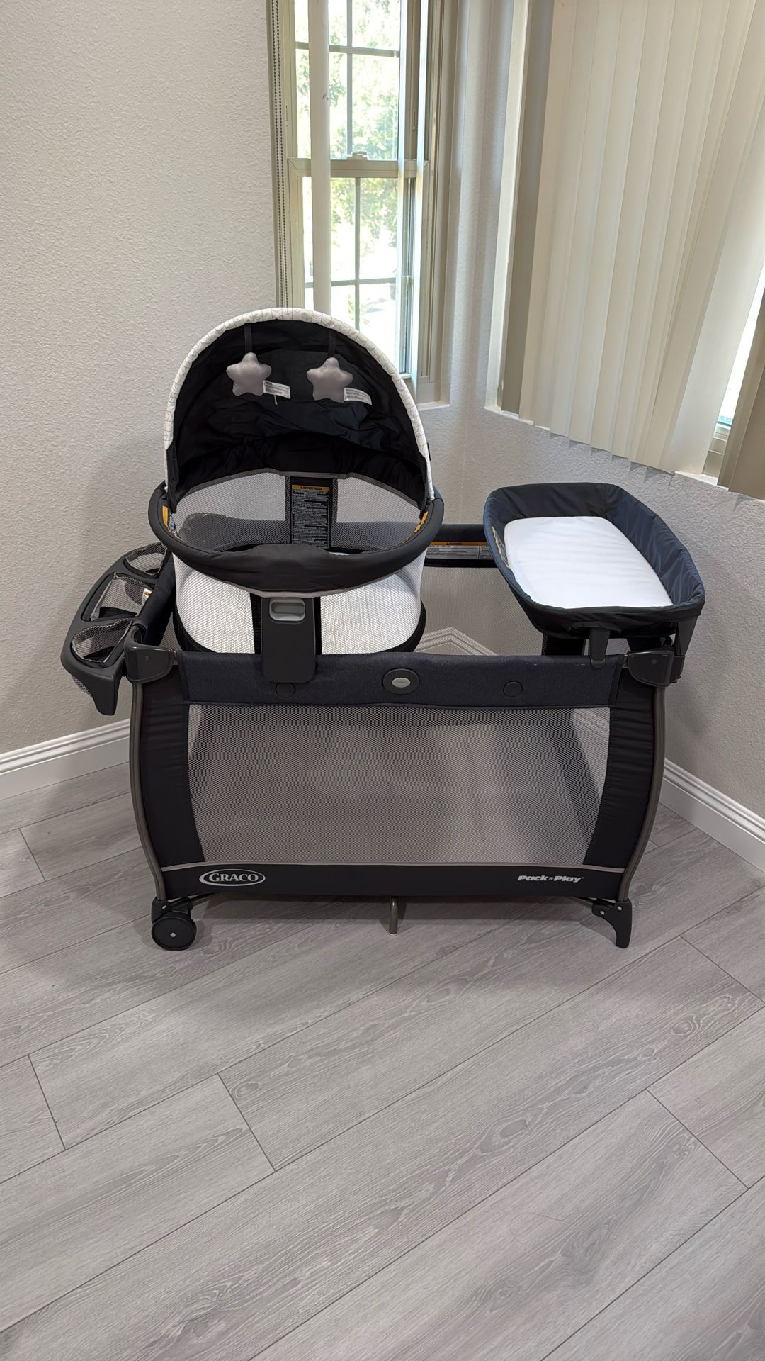 Graco Pack n Play Travel Dome DLX Playard with Portable Bassinet and Integrated Storage Organizer