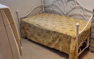 Twin size bed frame
