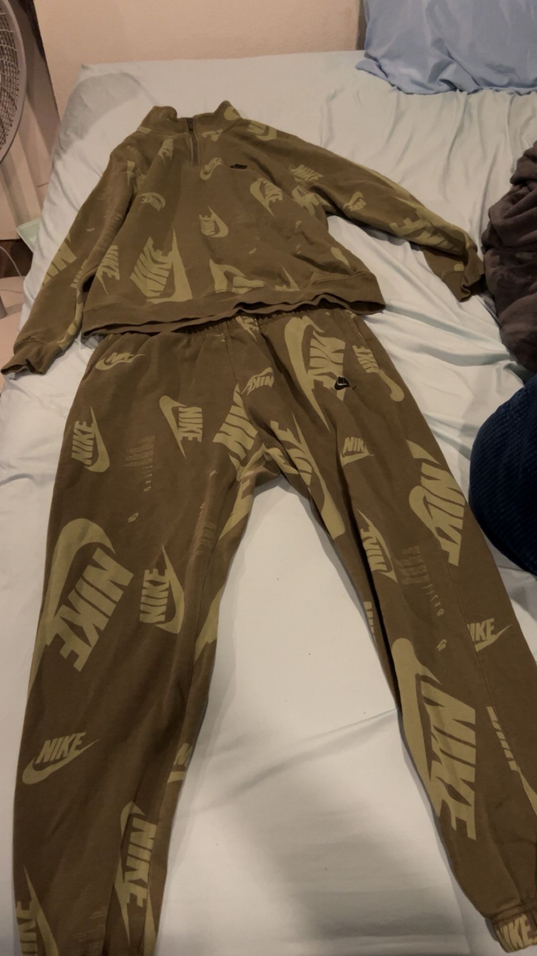 Nike swoosh Tracksuit, army green