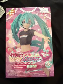 Hatsune Miku Love and Berry collab figure