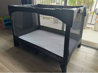 4 Moms Play yard w/ waterproof cover