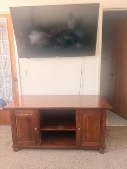 55” Westinghouse Roku TV + Solid Wood entertainment Stand