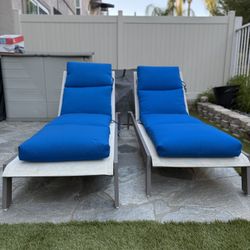 Outdoor Pool Lounge Chairs 2. Needs Cleaning 