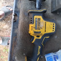 12v DeWalt Saw With 5 Amp Battery