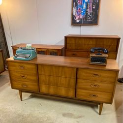 1960s Madmen Style Mid Century Modern Walnut Lowboy Sideboard Credenza Dresser