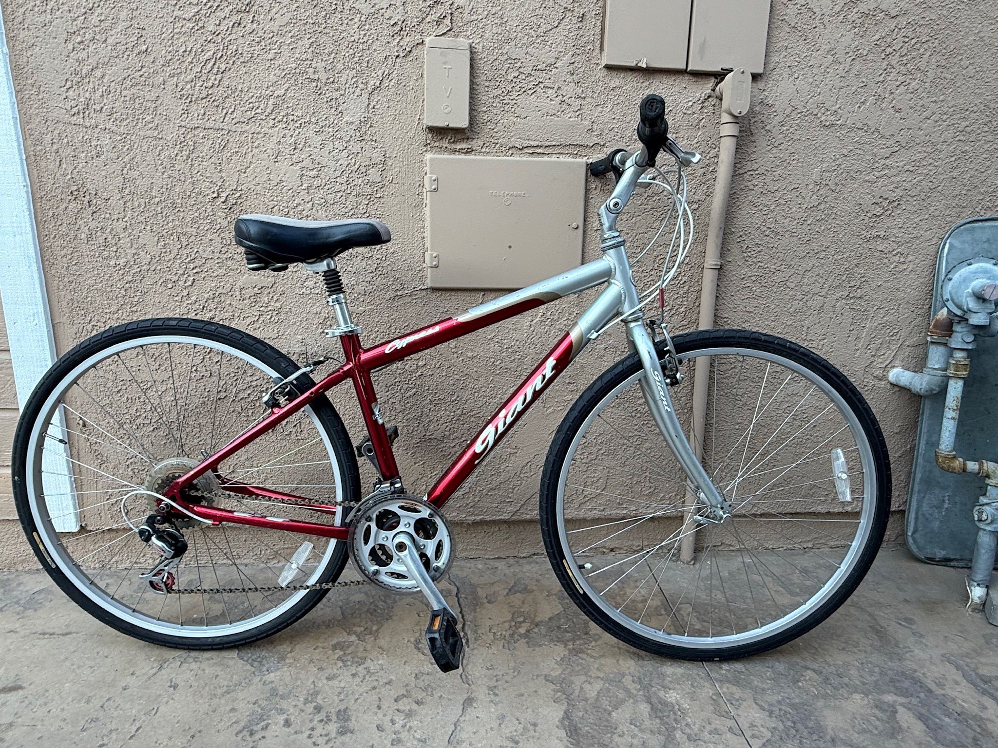 Giant Cypress Hybrid Road Trail Bike Shimano 21 Speed Super Lightweight Bicycle Fully tuned, dialed in and ready to ride, it does not need anything.